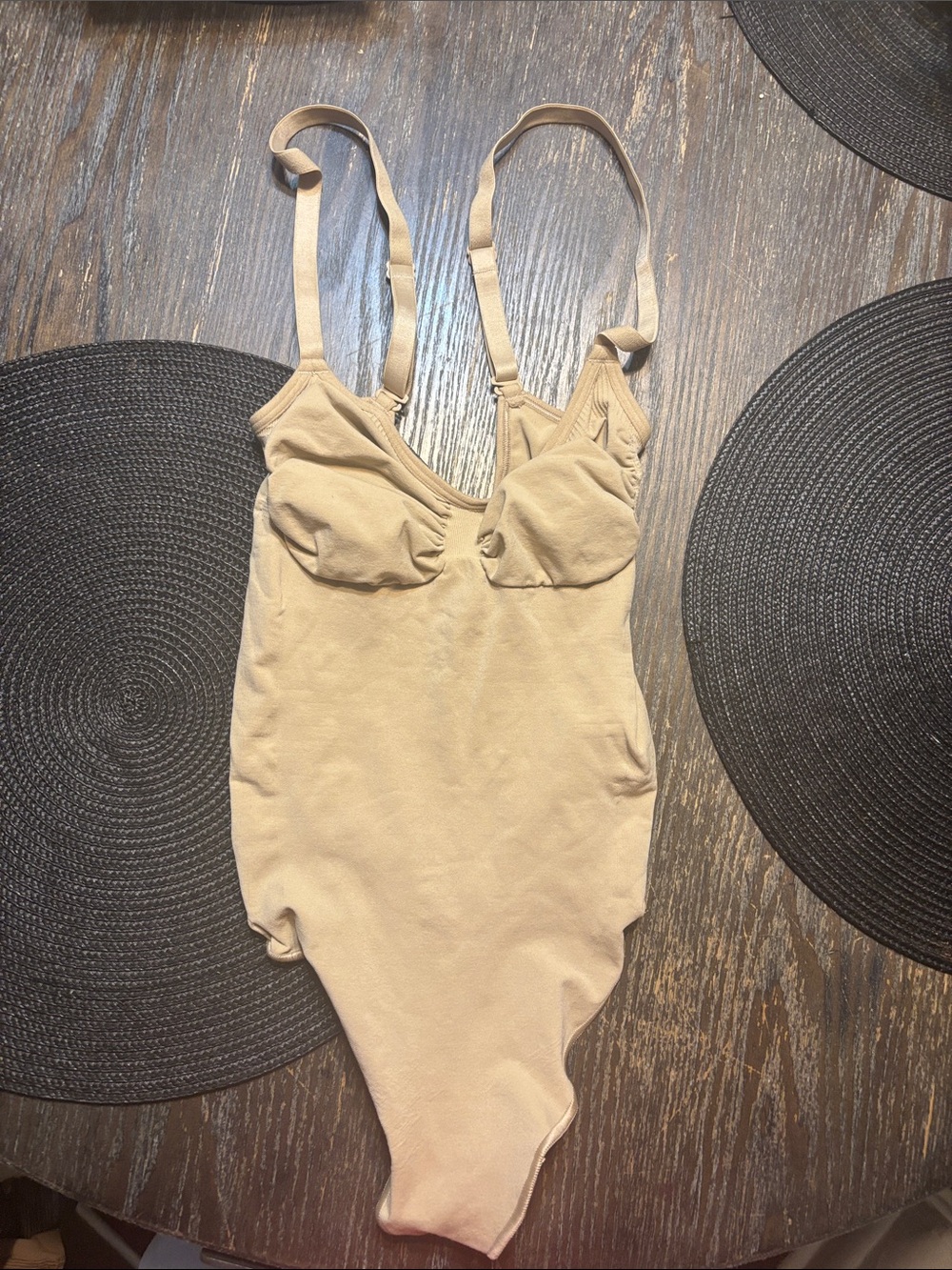 SKIMS seamless sculpt thong mica Bodysuit medium (smokers home